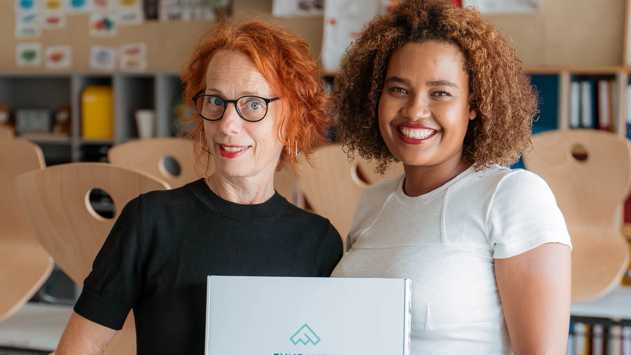 Zwei Frauen mit einer FUNDMATE-Box im Klassenzimmer