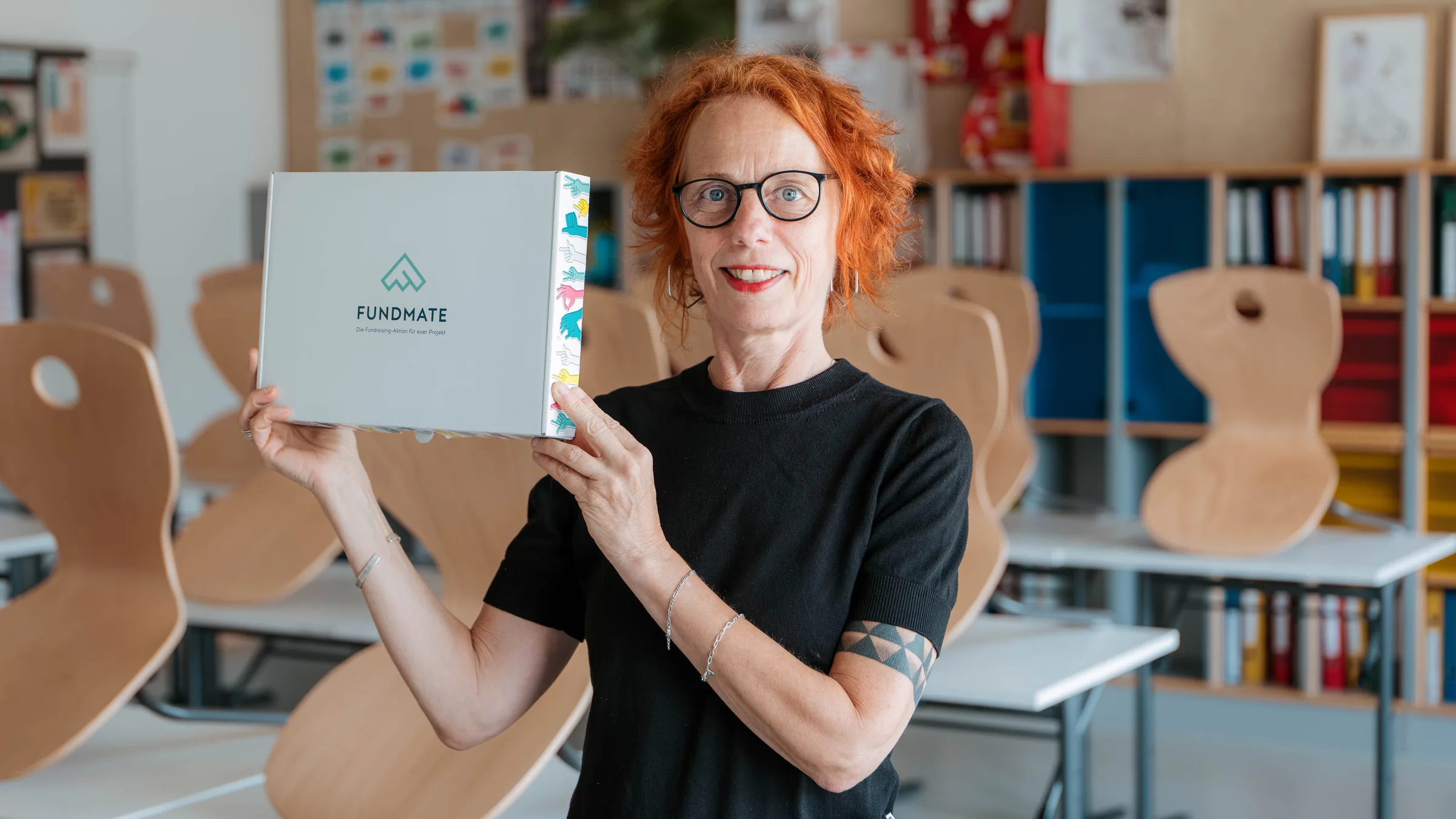 Lehrerin mit einer FUNDMATE-Box