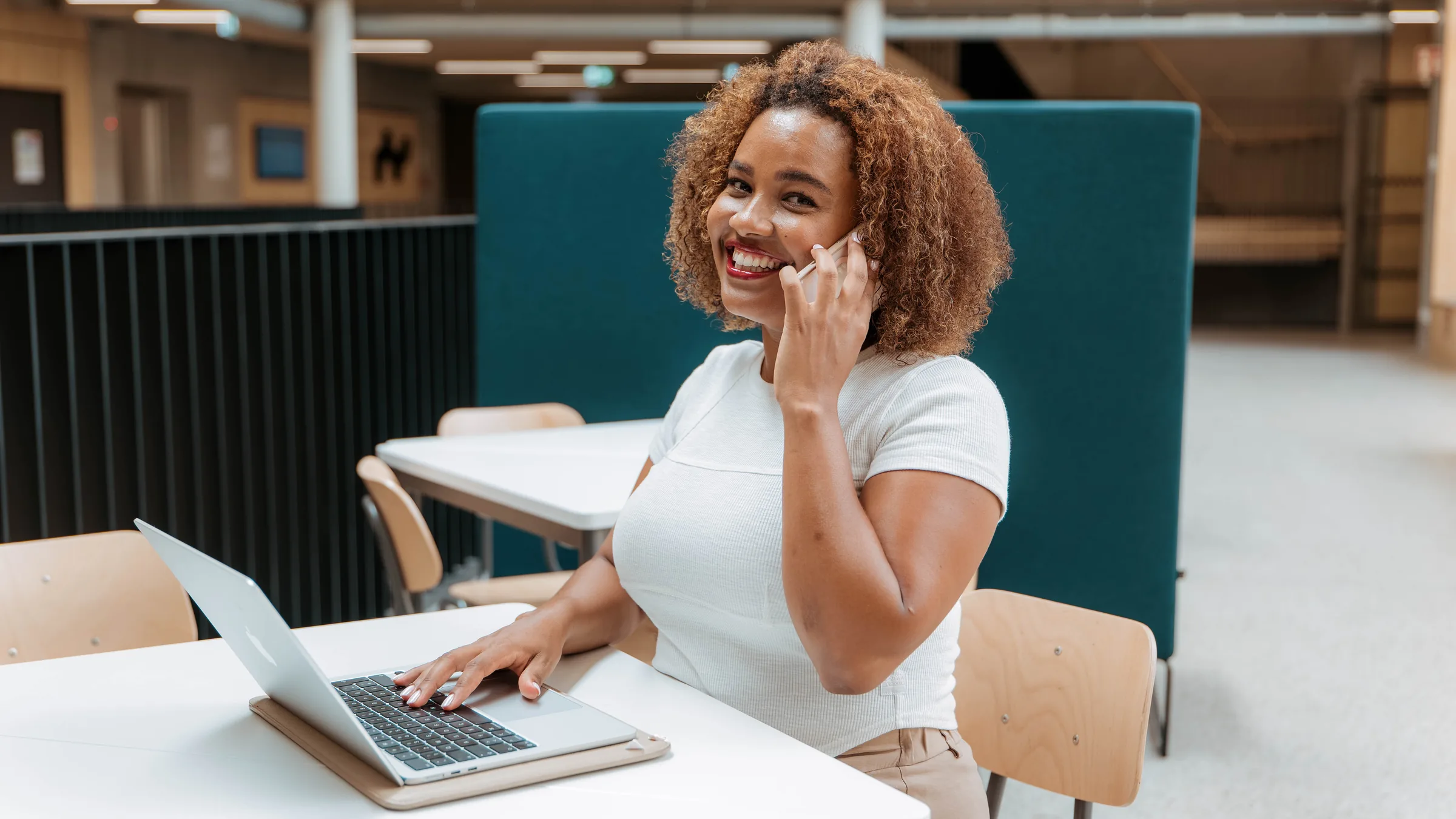 FUNDMATE-Mitarbeiterin am Laptop