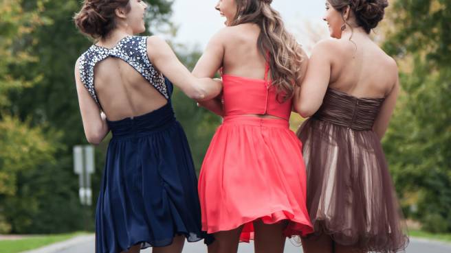 Schülerinnen auf dem Weg zum Abiball